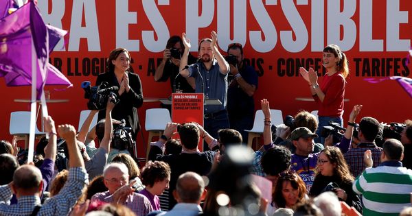 Foto: El secretario general de Podemos, Pablo Iglesias (c), y la alcaldesa de Barcelona, Ada Colau. (EFE)