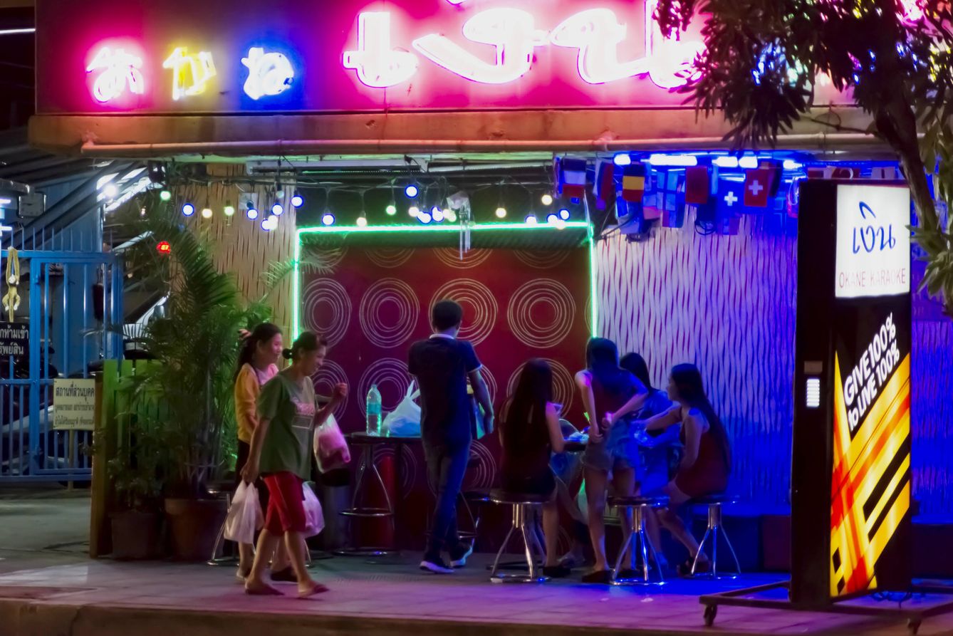 Club de karaoke para residentes en Bangkok, en cuyo neón dice 'dinero'. Muchas chicas empiezan en sitios así. (A. Corzo)