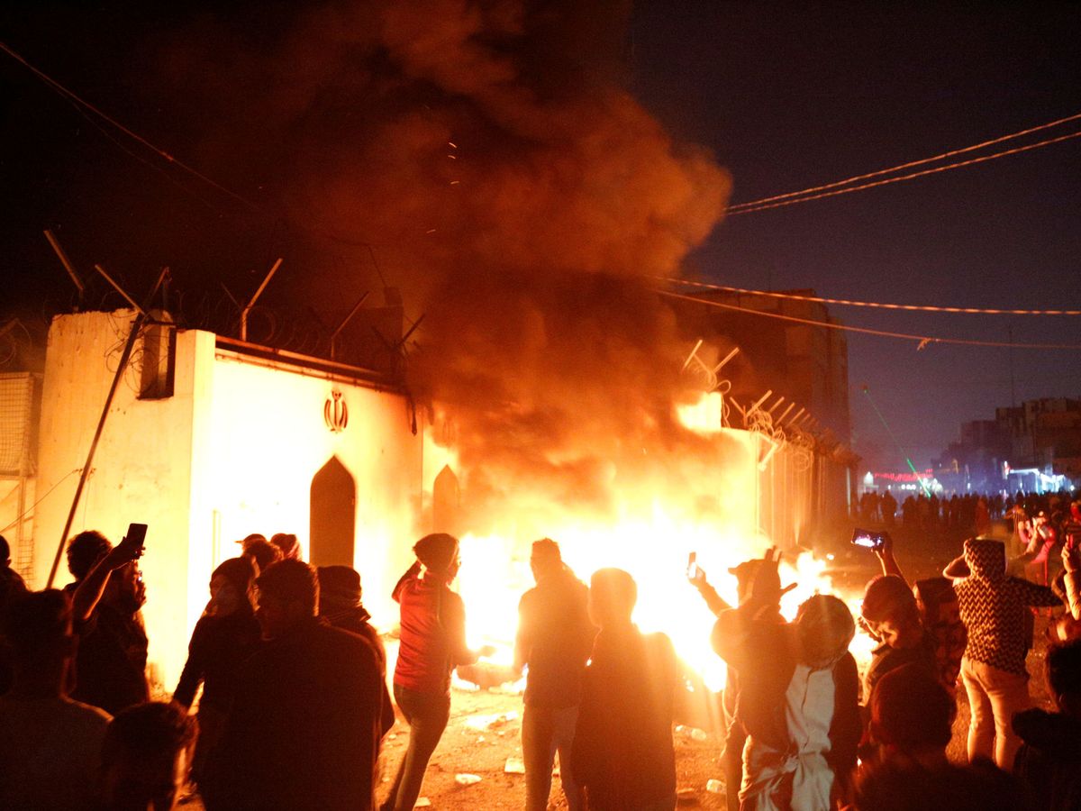 Foto: Manifestantes incendian el consulado iraní en Nayaf, ciudad iraquí sagrada para el chiísmo. (Reuters)