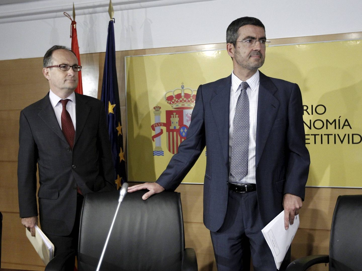 El exsecretario de Estado de Economía, Fernando Jiménez Latorre (d), y el exsubgobernador del Banco de España, Fernando Restoy (i), en la presentación del rescate bancario en junio de 2012 (EFE/Chema Moya)