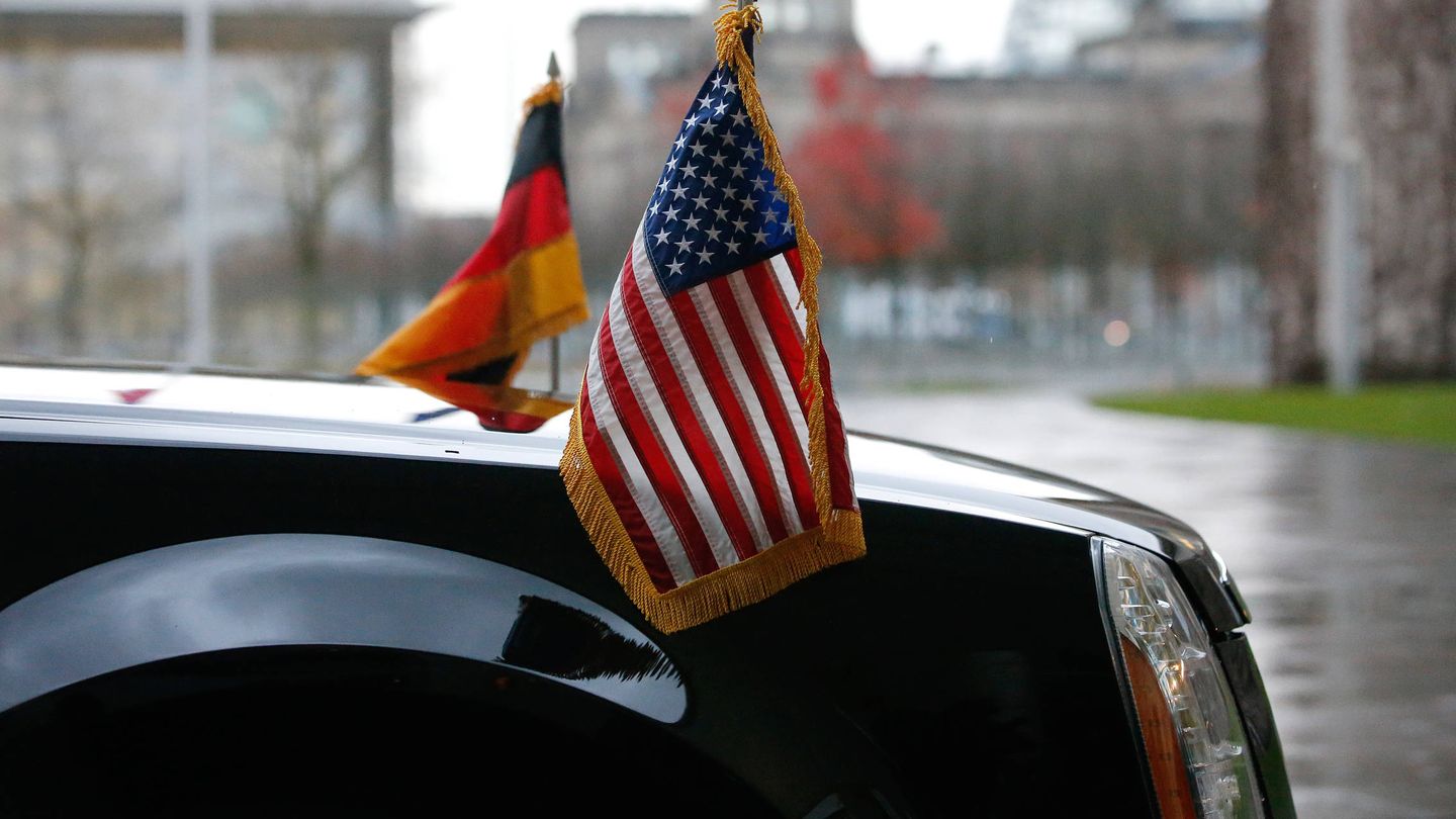 La limusina del expresidente Obama a su llegada a la cancillería para una reunión con Merkel, en Berlín (Reuters).