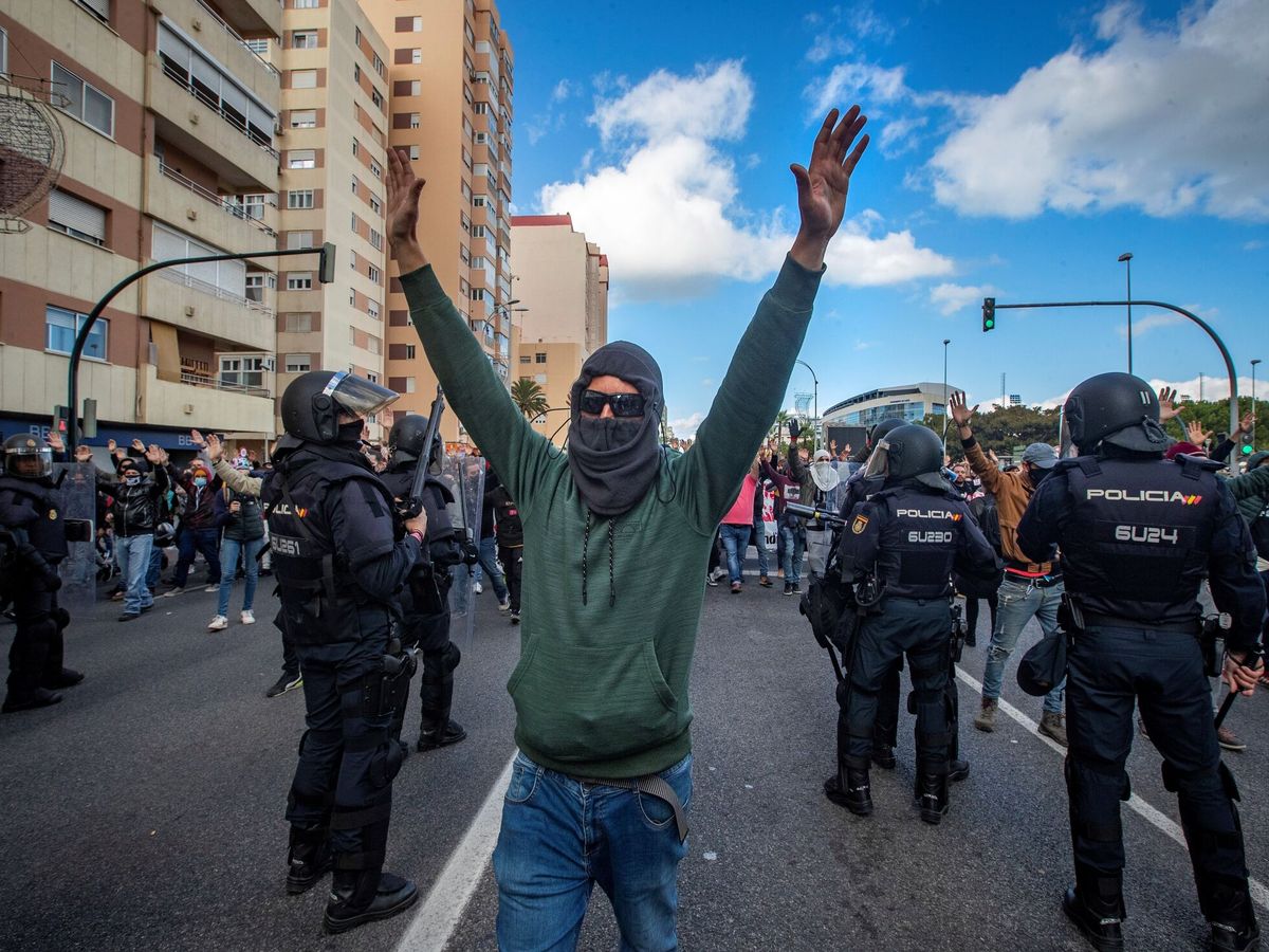 Foto: Los trabajadores del sector del metal se manifiestan por las calles de Cádiz. (Román Ríos/EFE)