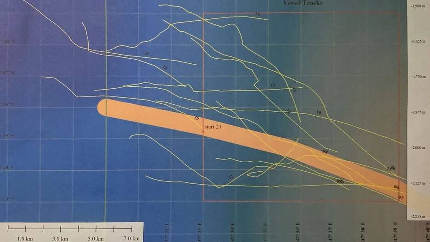 Mapa de las huellas de Silver Star en las 20 pasadas realizadas hasta ahora. La trayectoria más probable del IM1, basada en los datos del sismómetro de la isla de Manus, se muestra como el arco naranja grueso. (Avi Loeb)