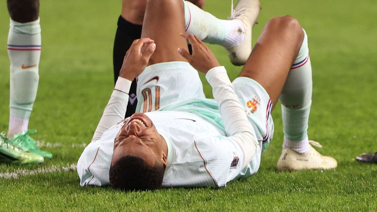 El día de la marmota en el Madrid, pero con Mourinho: otra vez la rodilla de Mbappé (de fiesta) y sin centrales