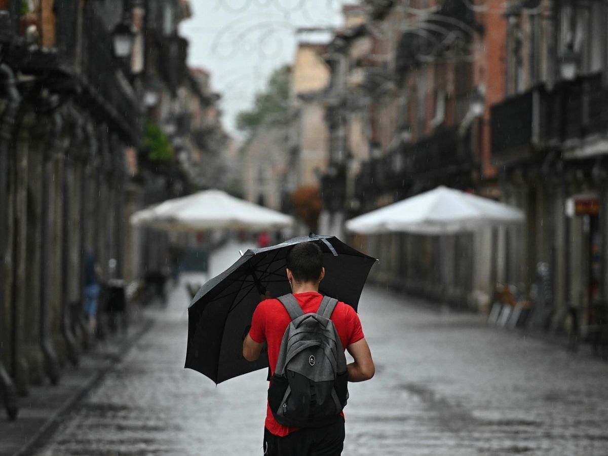 Foto: Un hombre con un paraguas en Madrid. (EFE)
