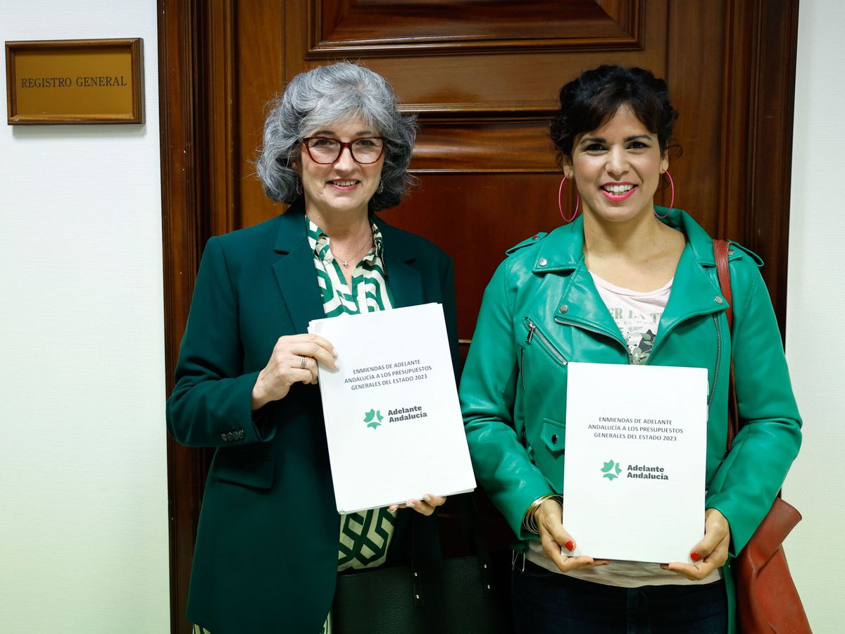 Foto: Pilar González y Teresa Rodríguez, con las enmiendas que Adelante presentará a los presupuestos generales del Estado. (EFE/Chema Moya)