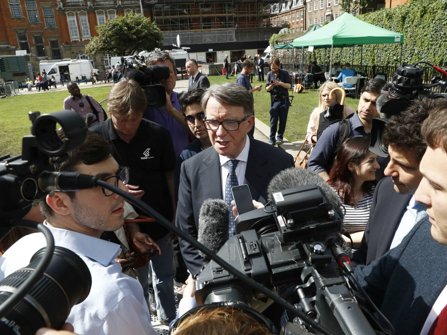 El lord laborista Peter Mandelson habla a los medios tras conocerse los resultados del referéndum del Brexit. (Reuters)