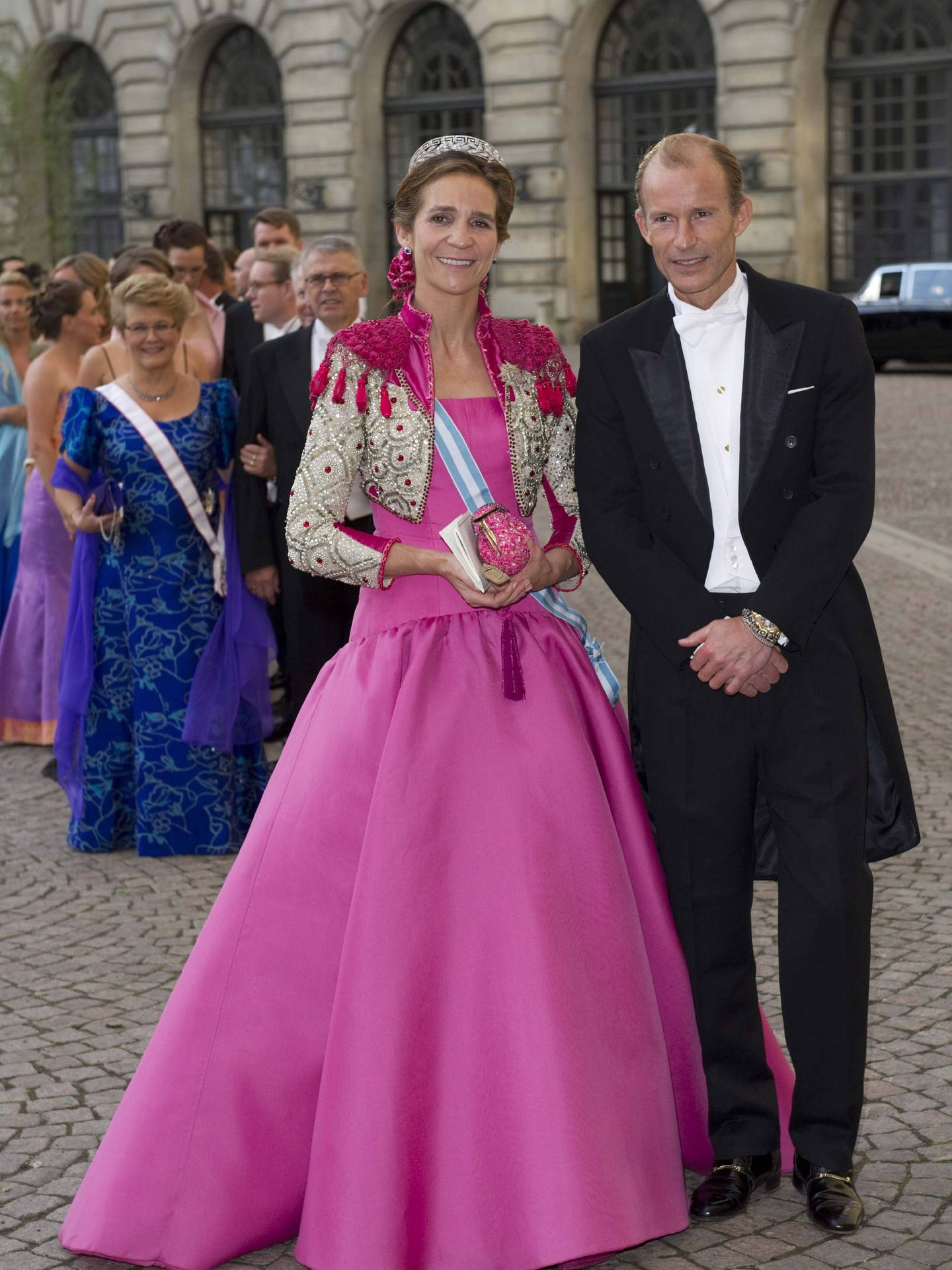 La infanta Elena, con Kyril de Bulgaria en la boda de Victoria de Suecia, vestida por Caprile. (EFE)