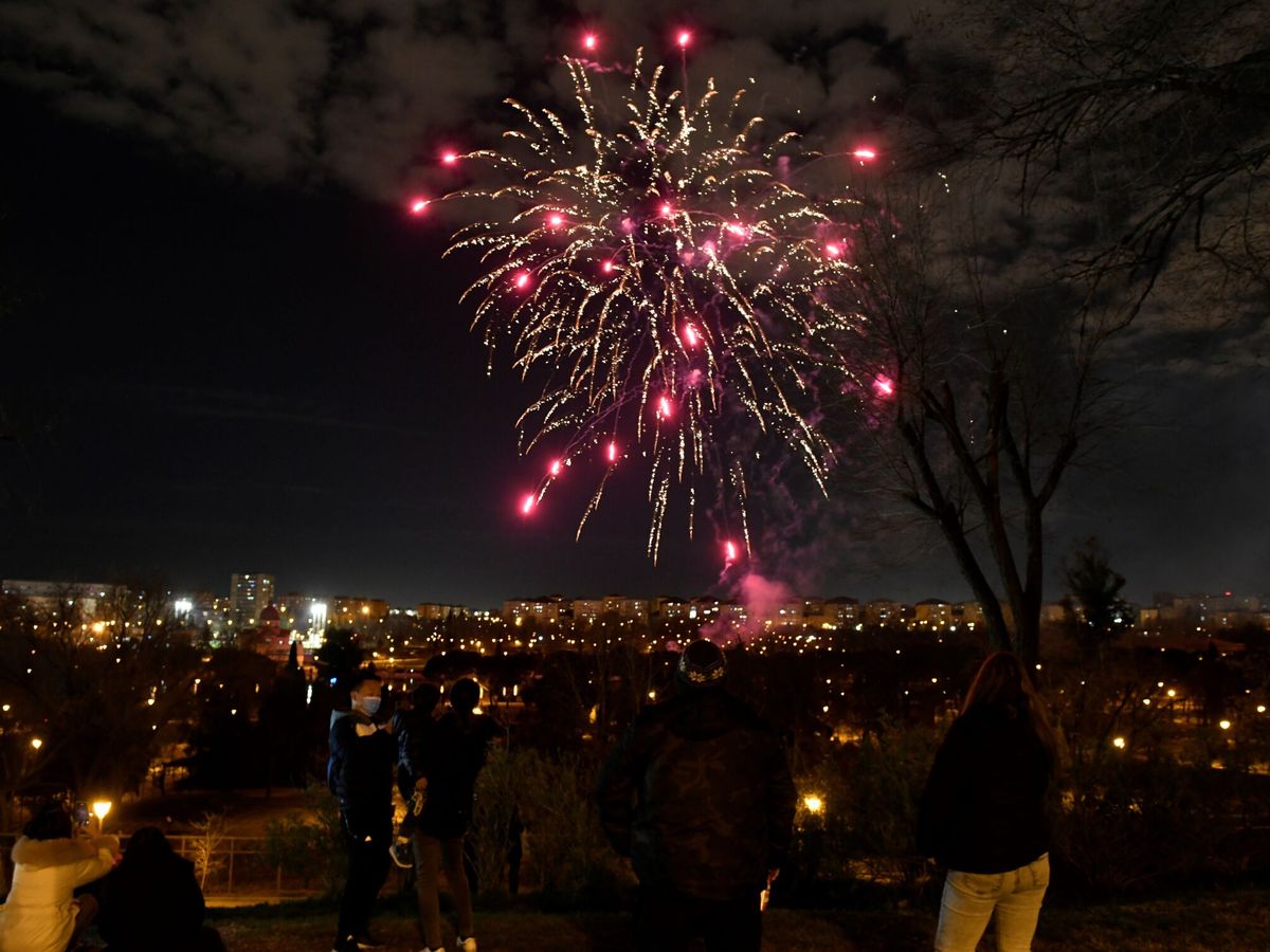 Foto: Espectáculo de fuegos artificiales por el Año Nuevo Chino. (EFE/Víctor Lerena)