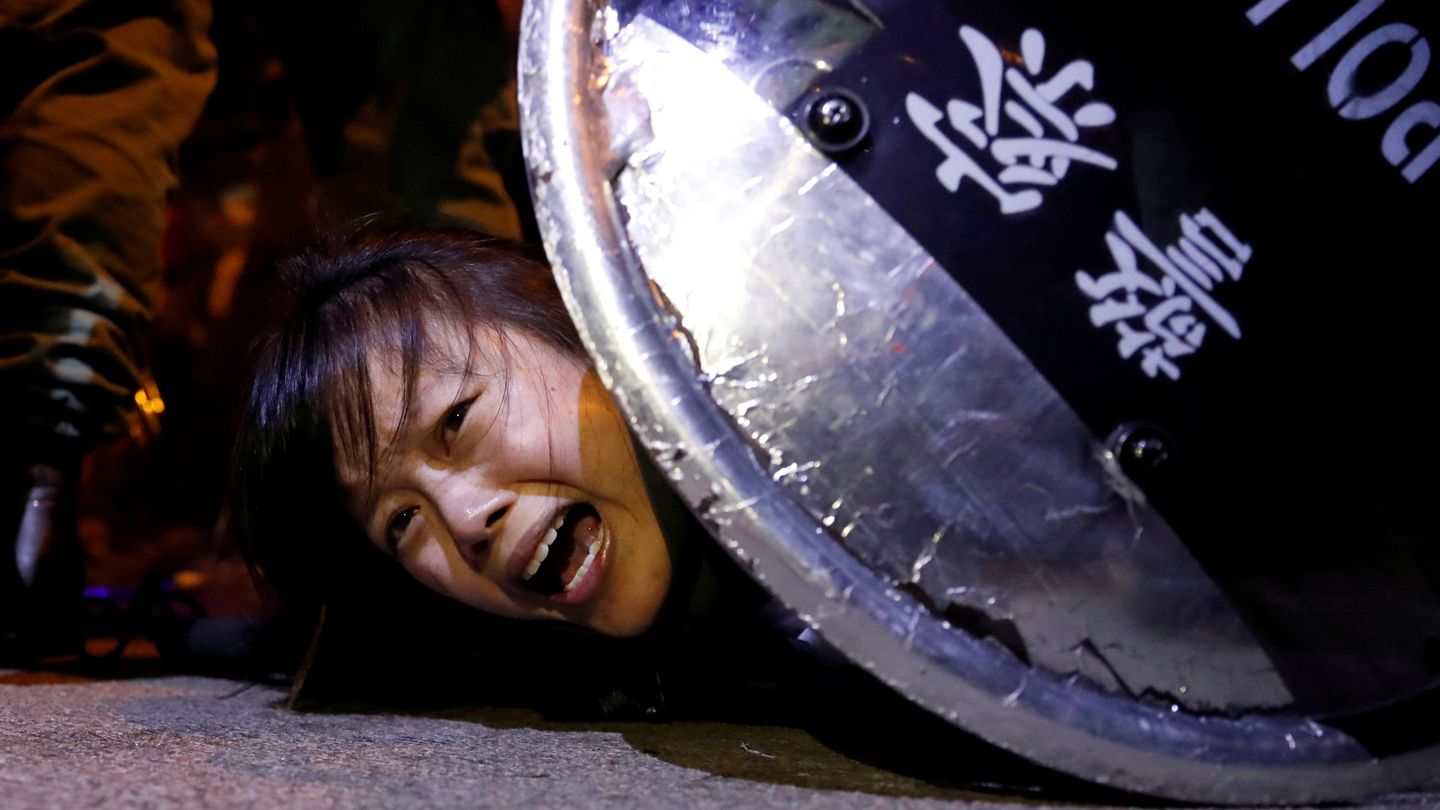 Una manifestante contra el proyecto de ley de extradición es detenida durante una protesta. (Reuters) 