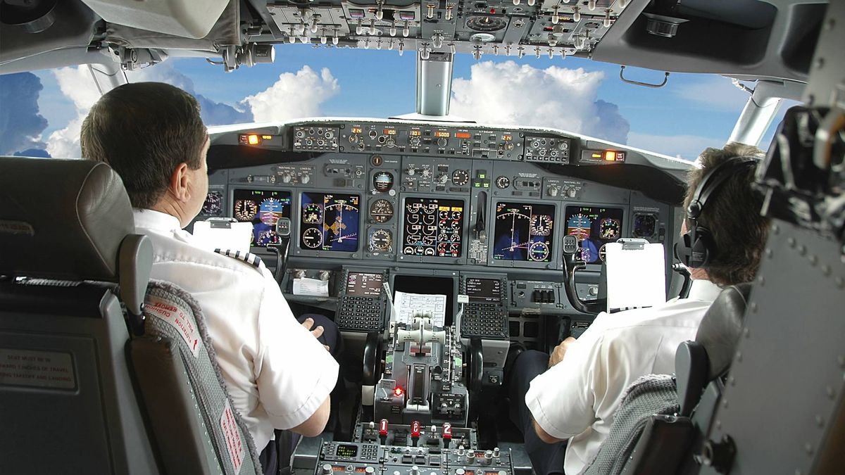 El gran debate de la aviación: ¿ha dejado la electrónica 'obsoletos' a los pilotos?