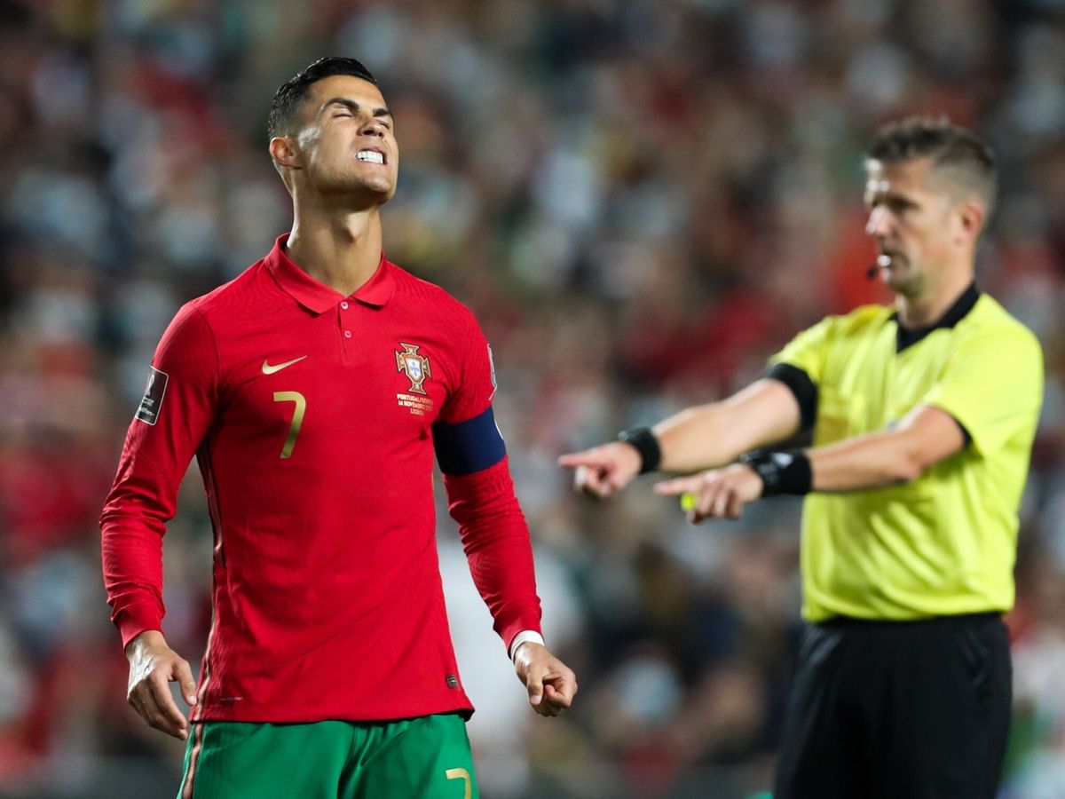 Foto: Cristiano Ronaldo con gesto de desesperación tras perder contra Serbia. (EFE/Antonio Cotrim)