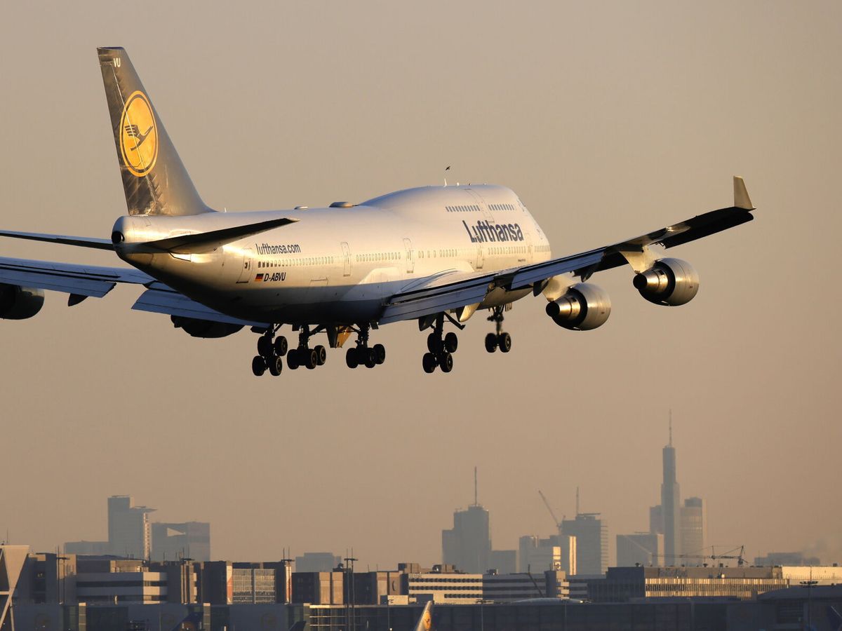Foto: El jet lag afecta de manera diferente según la dirección de viaje, pero puedes superarlo (EFE/Ronald Wittek)