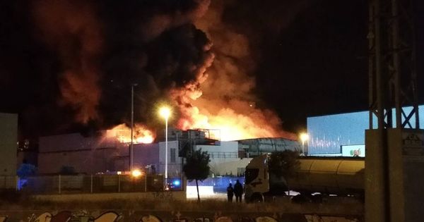 Foto: Las llamas destruyen la primera panificadora de Mercadona, en Puçol. (Protección Civil Puçol)