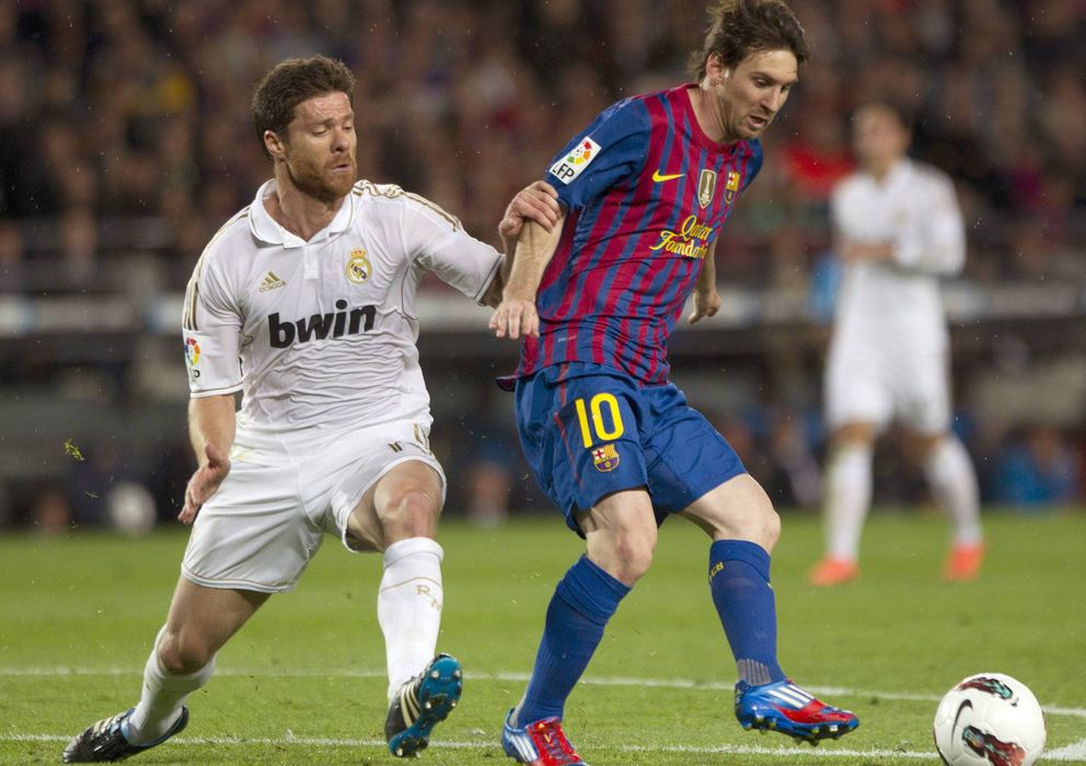 Foto: Xabi Alonso y Messi, durante un Barcelona-Real Madrid