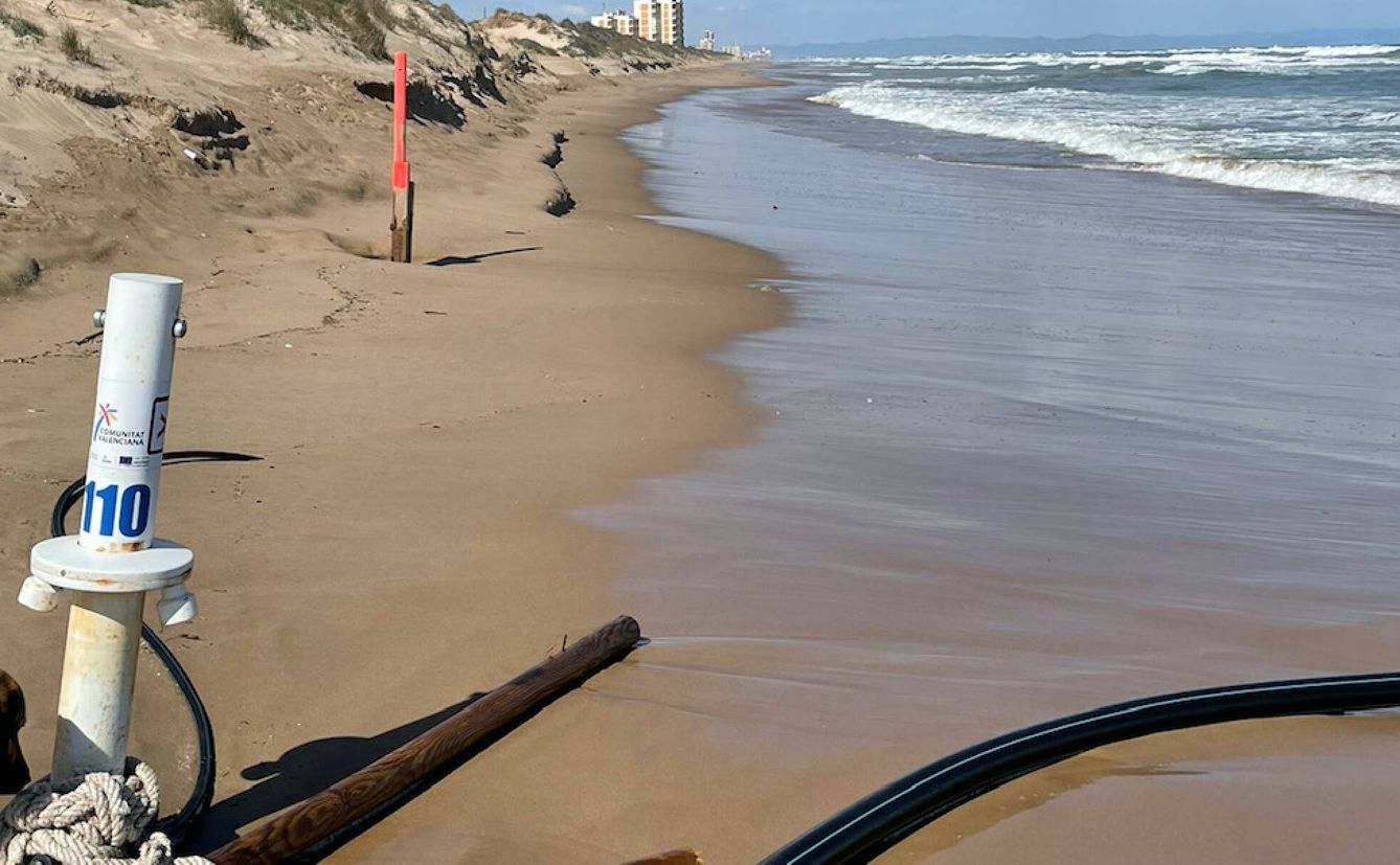 La playa del Dossel (Cullera), con el agua que llega hasta los lavapiés, justo antes de la duna. 
