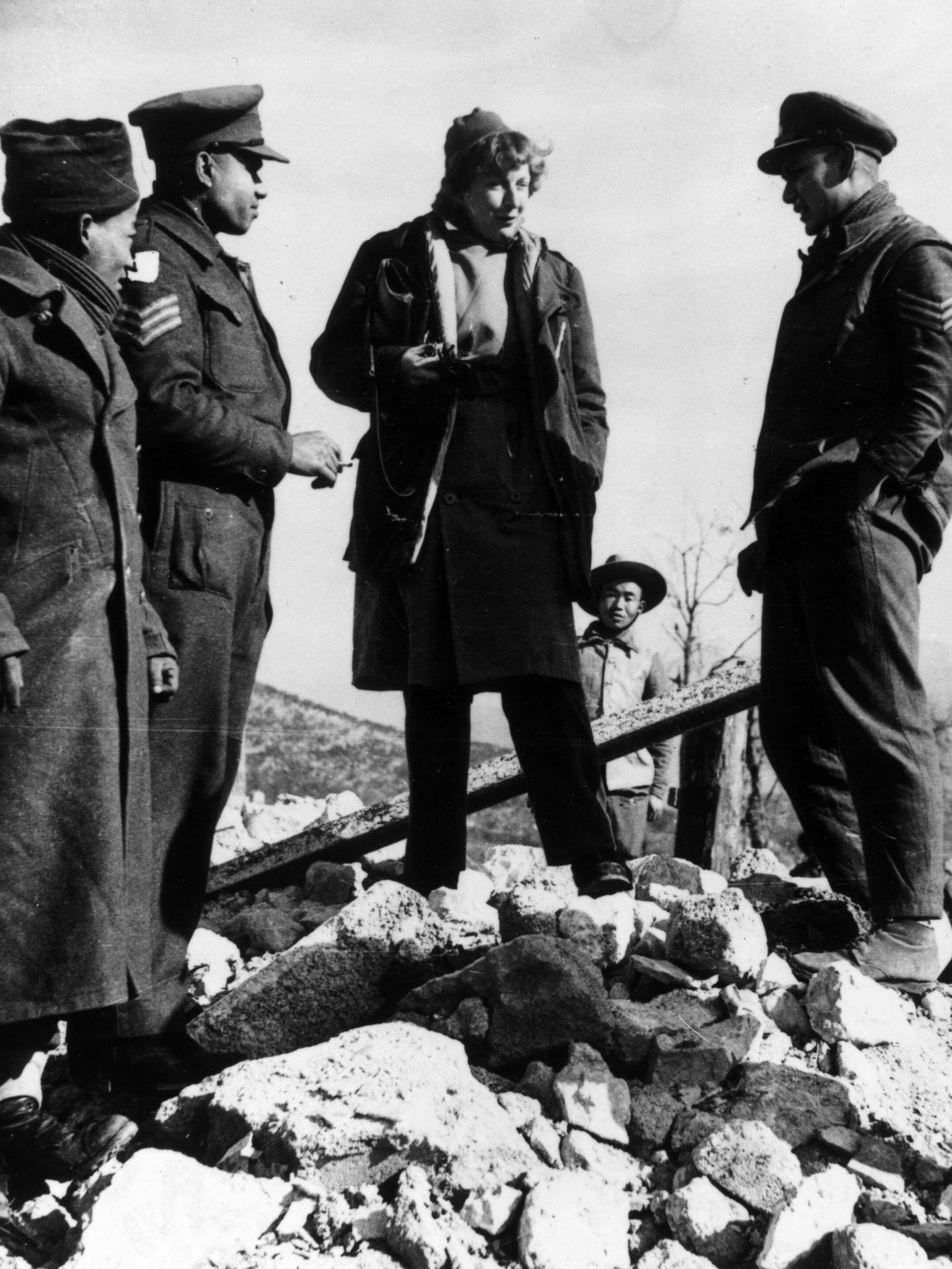 La periodista y escritora Martha Gellhorn, mujer de Ernest Hemingway, en 1944 hablando con soldados británicos en Italia. (Getty Images)