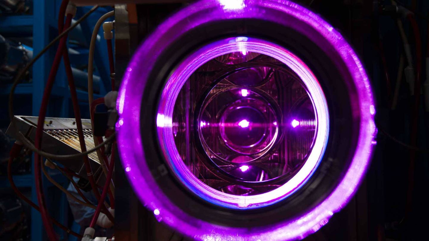 Vista a través de los amplificadores de disco de 20 cm del láser OMEGA. (Universidad de Rochester / J. Adam Fenster)