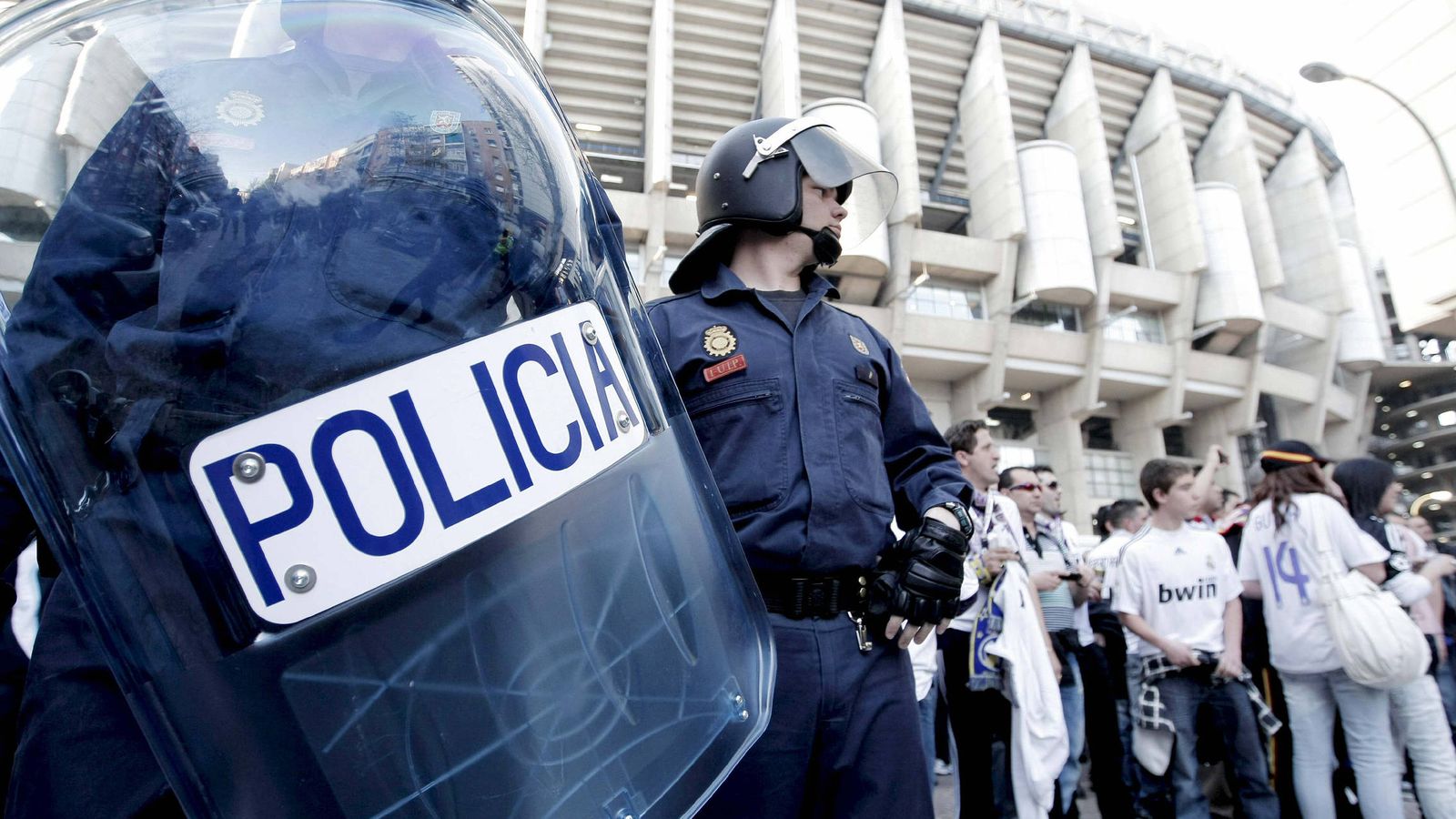 El Santiago Bernabéu se blinda: guía para acudir al Clásico más seguro de  la historia