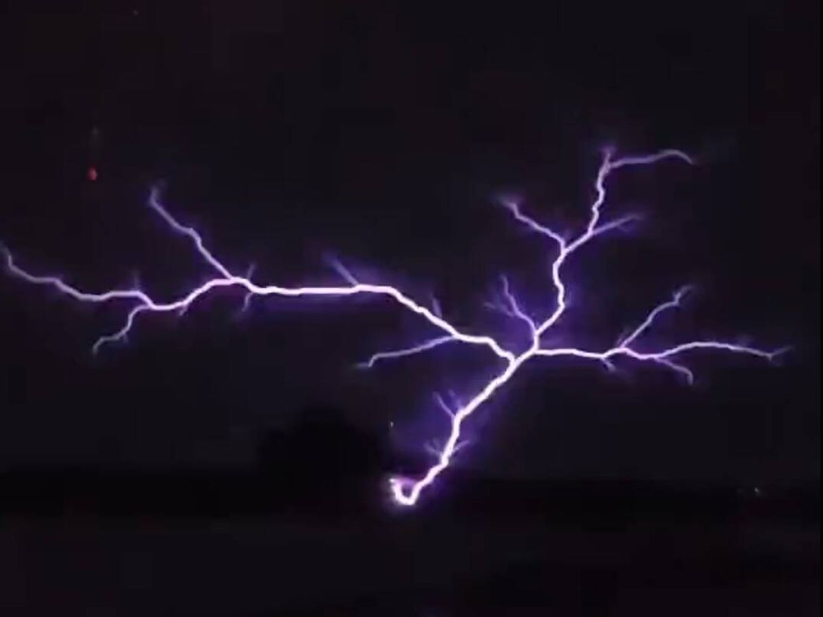 Foto: El huracán Idalia despierta el fuego de San Telmo: así es el impresionante fenómeno de descargas eléctricas (Twitter/@MacDill_AFB)