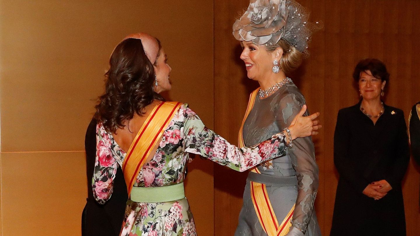 La reina Letizia y la reina Máxima de Holanda, en Tokio en 2019. (EFE)