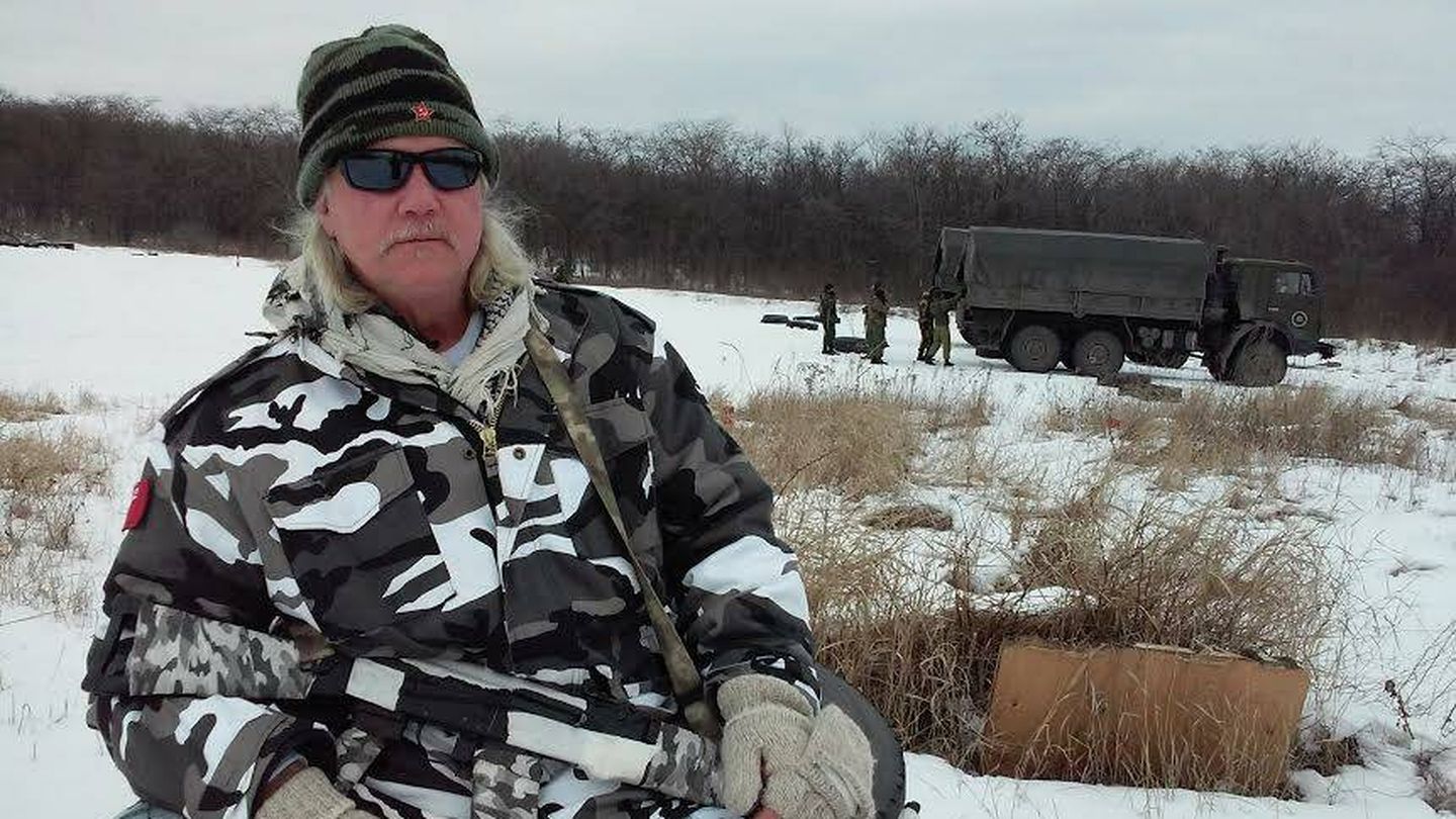 Russell Bentley, en el frente, combatiendo con las milicias de la autodesignada República Popular del Donetsk. (Cedida)