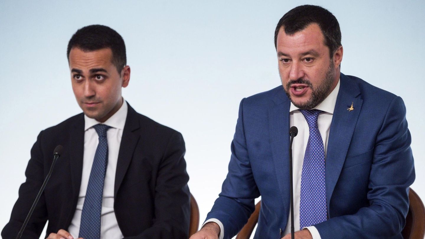 El ministro de Desarrollo Económico italiano, Luigi di Maio (i), y el ministro del Interior, Matteo Salvini. (EFE)