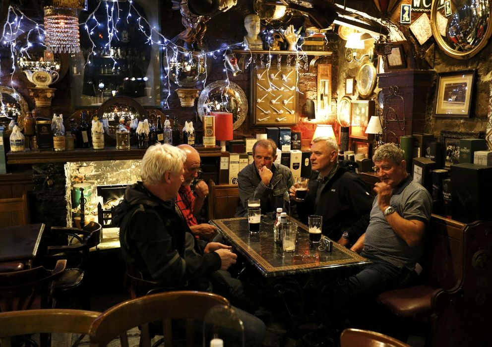 Foto: Un grupo de escoceses bebe en un pub de Edimburgo mientras espera el resultado del referéndum (Reuters).
