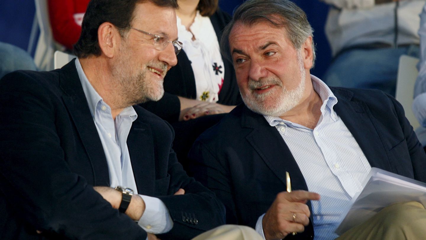 Mariano Rajoy y Jaime Mayor Oreja, cuando la relación entre ambos era buena. (EFE)
