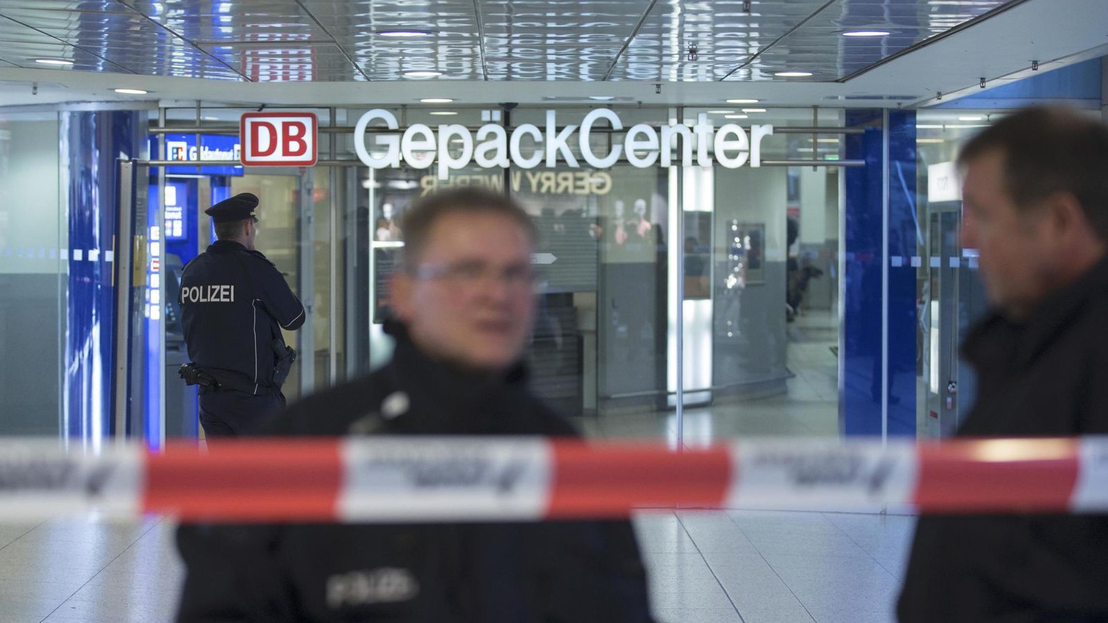 Foto: Policías alemanes acordonan la escena de una alerta de bomba en Hanóver, Alemania (Reuters).