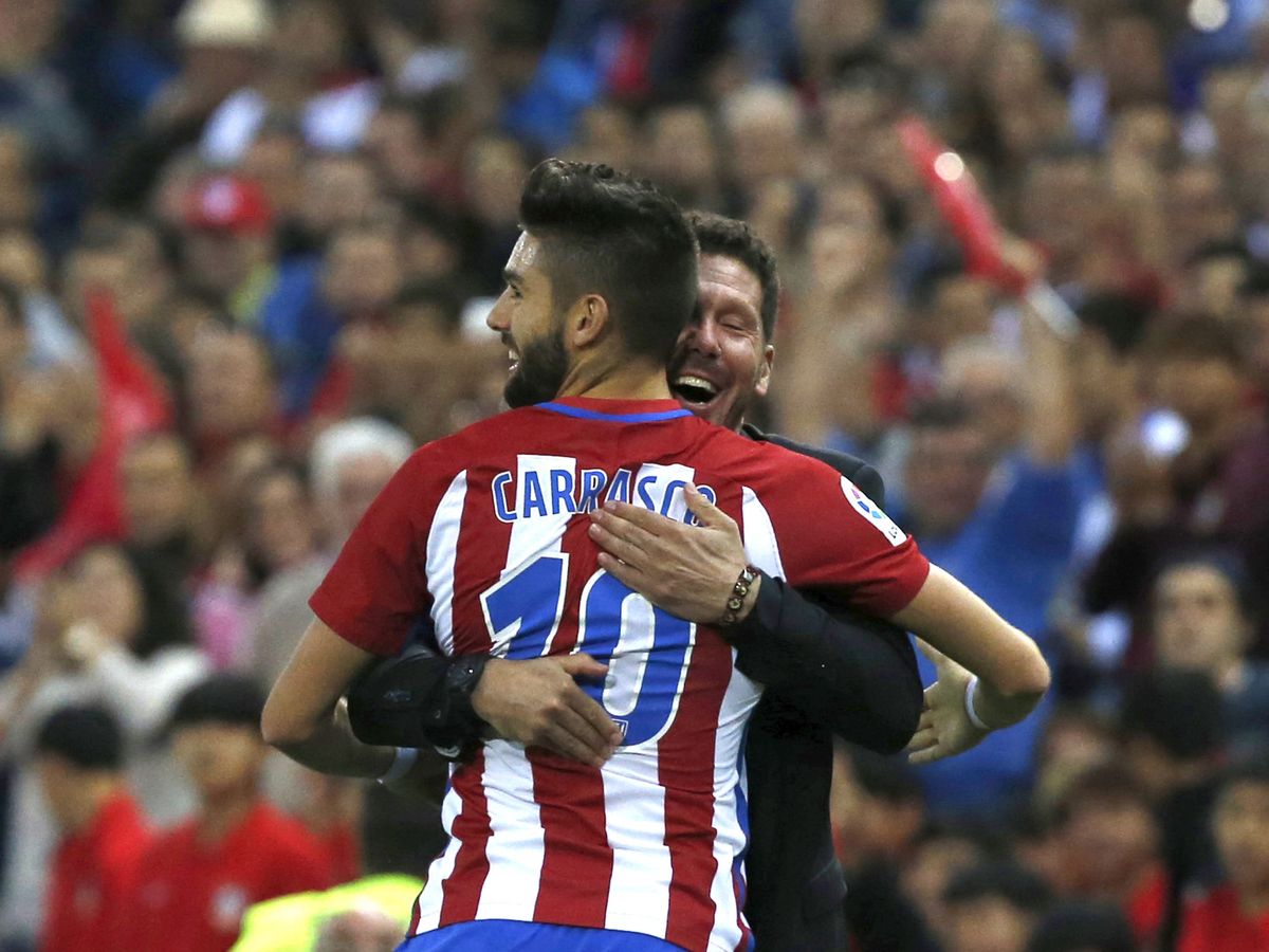 Foto: Simeone abraza a Yannick Carrasco en un partido del belga en el Atlético de Madrid. (Efe)