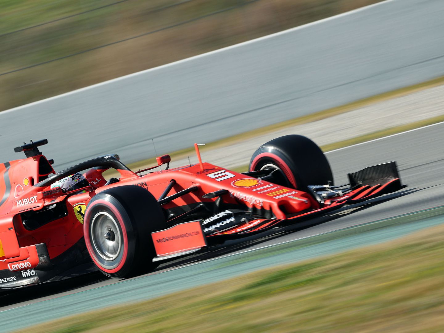 Ferrari volando en Barcelona. (Reuters)