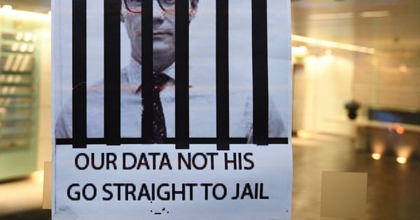 Foto: Cartel pidiendo el encarcelamiento de Alexander Nix, consejero delegado de Cambridge Analytica, en su sede de Londres, el 20 de marzo de 2018. (EFE)