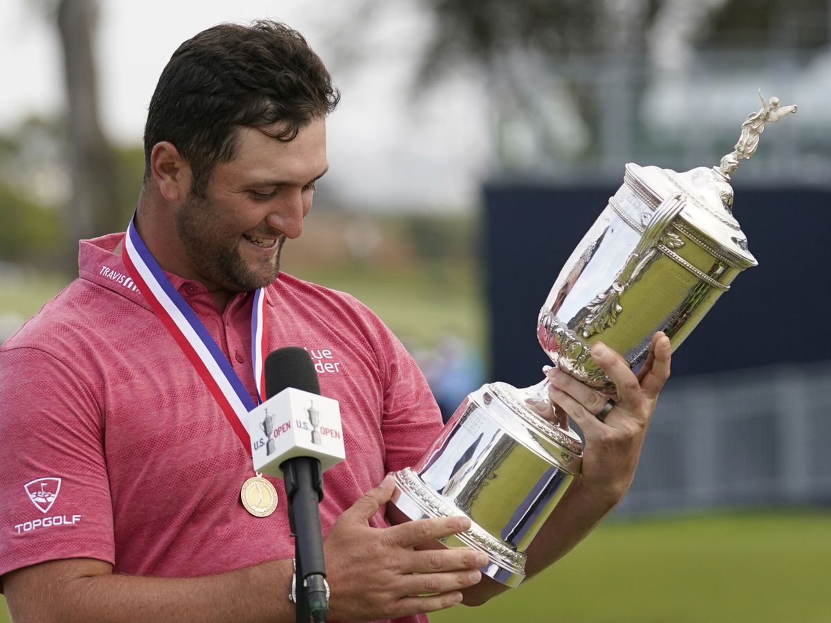 Foto: Jon Rahm disfruta del trofeo que le acredita como campeón del torneo. (Reuters)