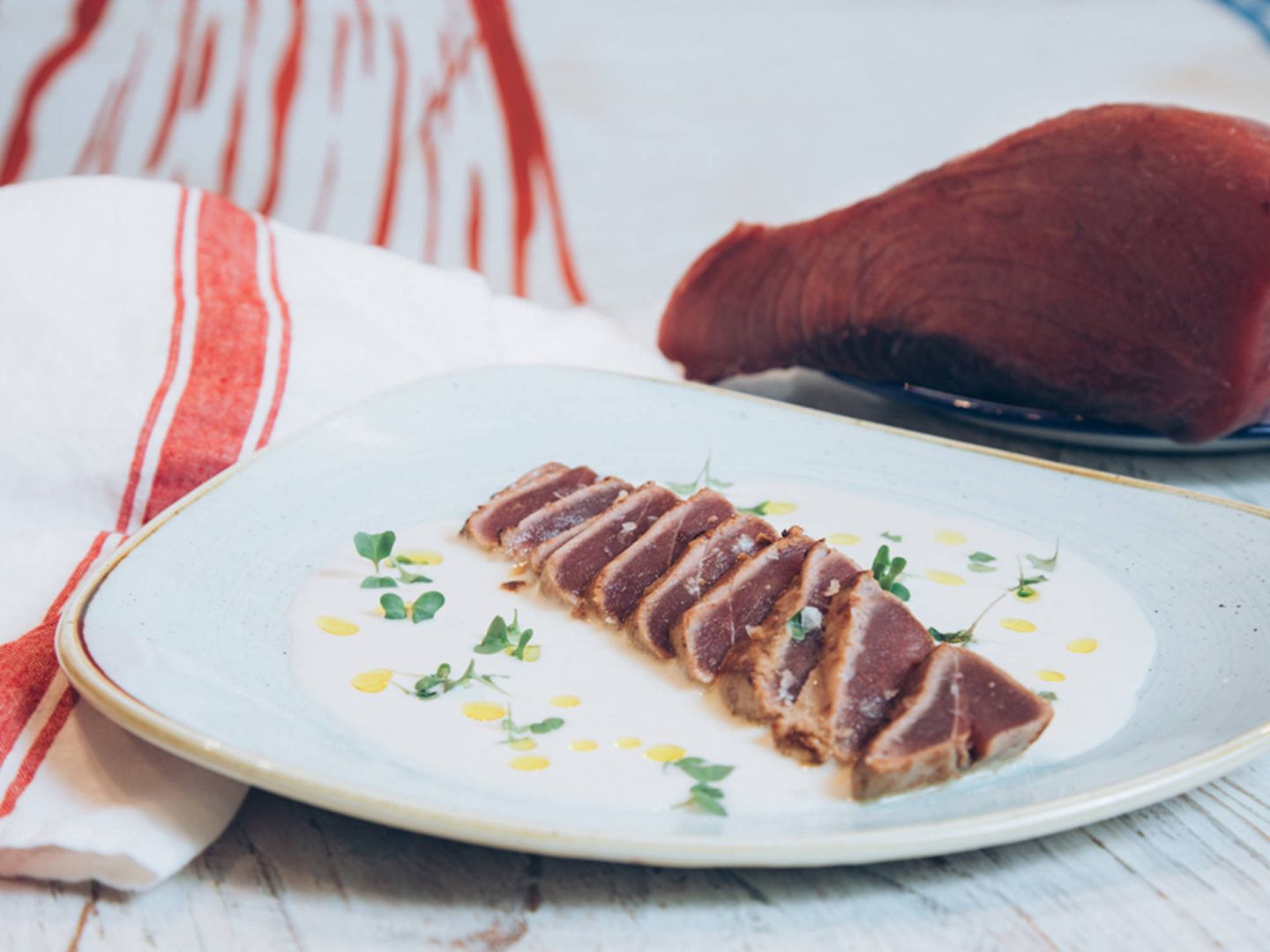Tarantelo de atún rojo sobre ajo blanco y yuzu de El Chiringuito del Sr Martín