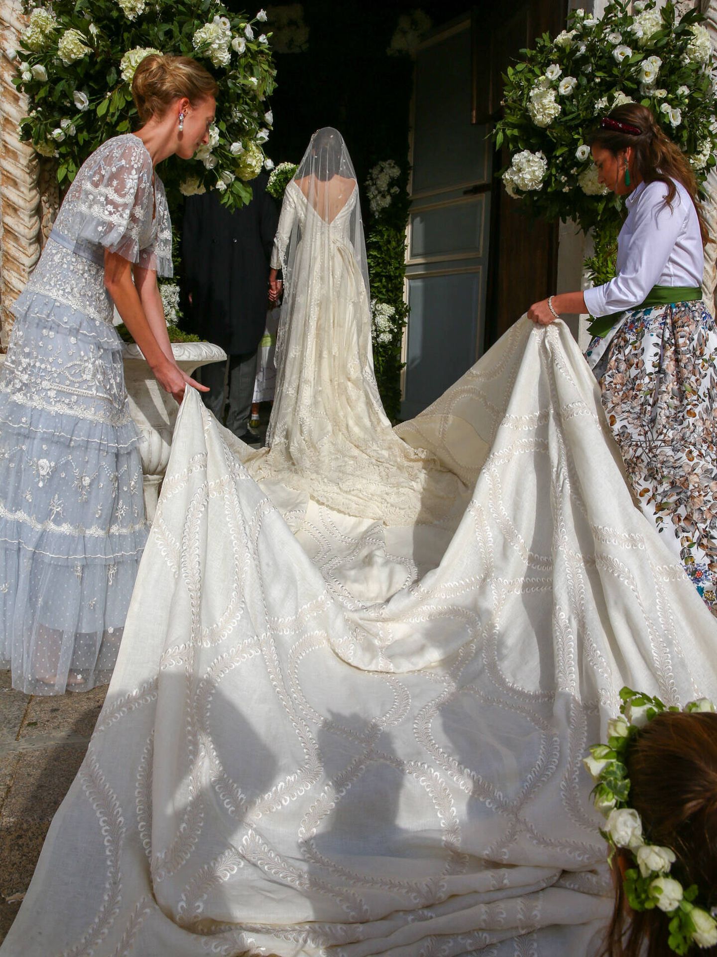 La larga cola del vestido de novia. (Gtres)