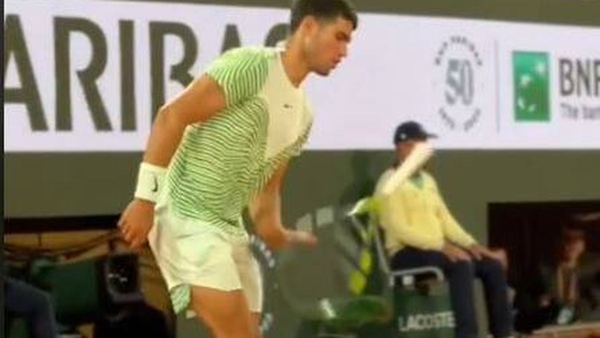 La exhibición de Alcaraz va más allá de un partido: el truco casi de magia que mostró con su raqueta en Roland Garros