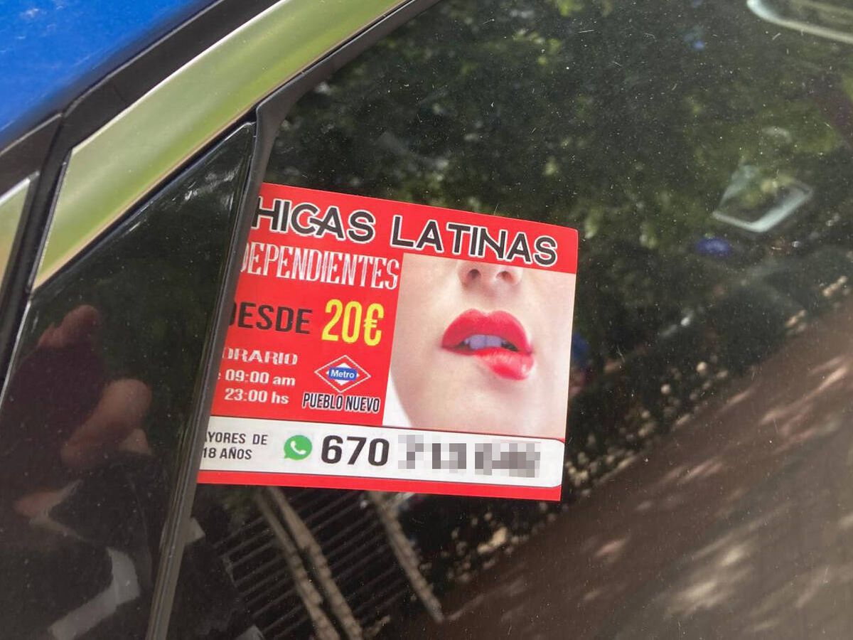 Foto: Uno de los flyer que las mafias de la trata colocan en los coches para anunciar sus puntos de prostitución. (E.D.)