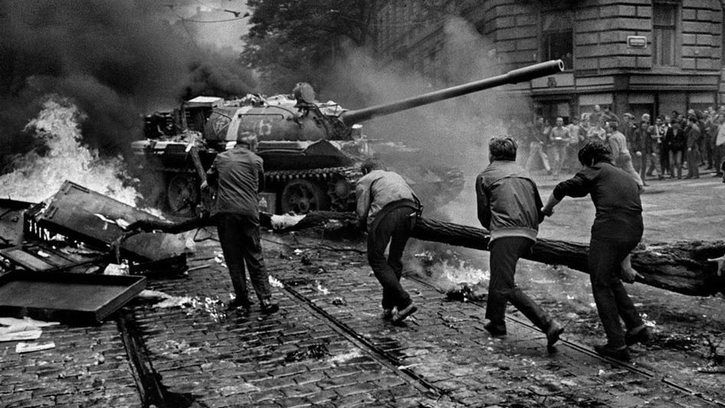 Los tanques soviéticos aplastan la Primavera de Praga en 1968. (EFE/Archivo)