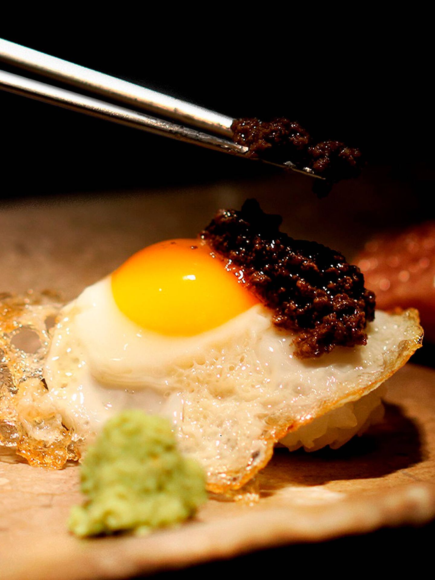 Nigiri de huevo con trufa, una de las creaciones icónicas de Ricardo Sanz. (Cedida)
