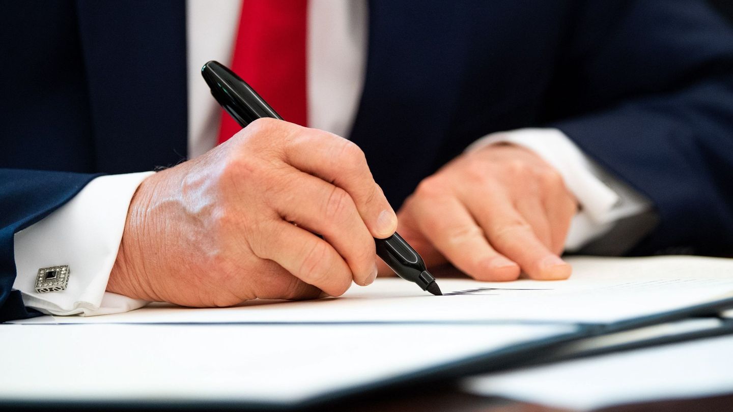 Trump firma una orden ejecutiva que impone embargos a Irán. (EFE)