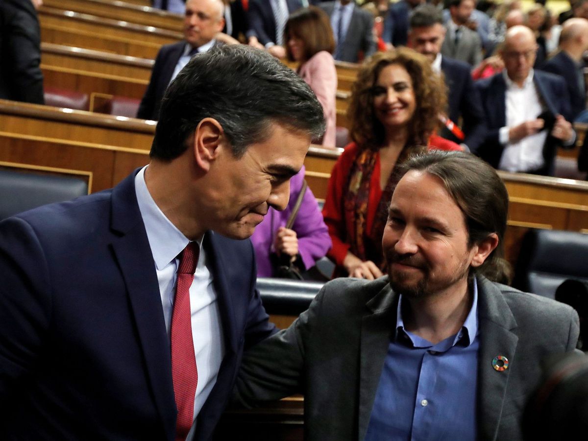 Foto: El presidente del Gobierno, Pedro Sánchez, es felicitado por el líder de Unidas Podemos, Pablo Iglesias. (EFE)