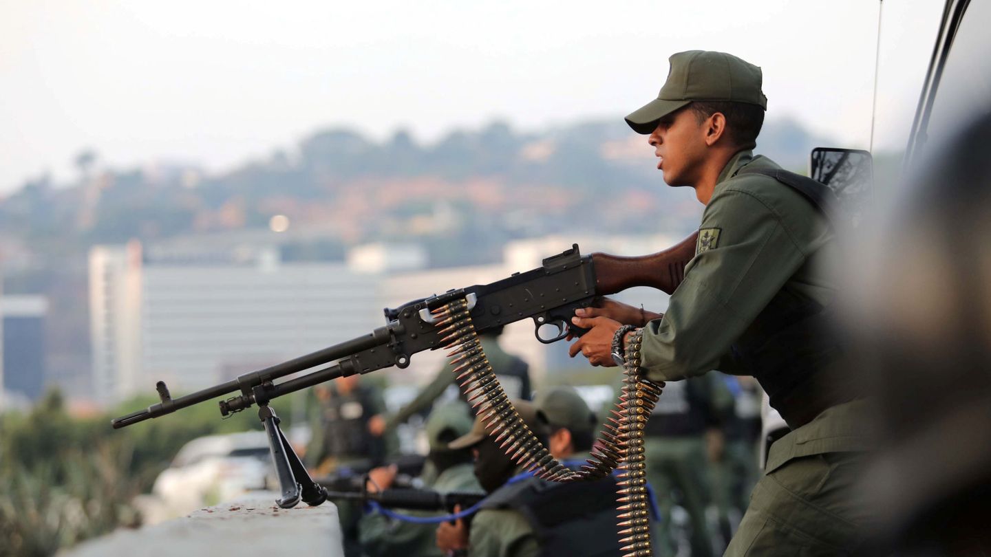 Un militar en la base de La Carlota (Reuters)