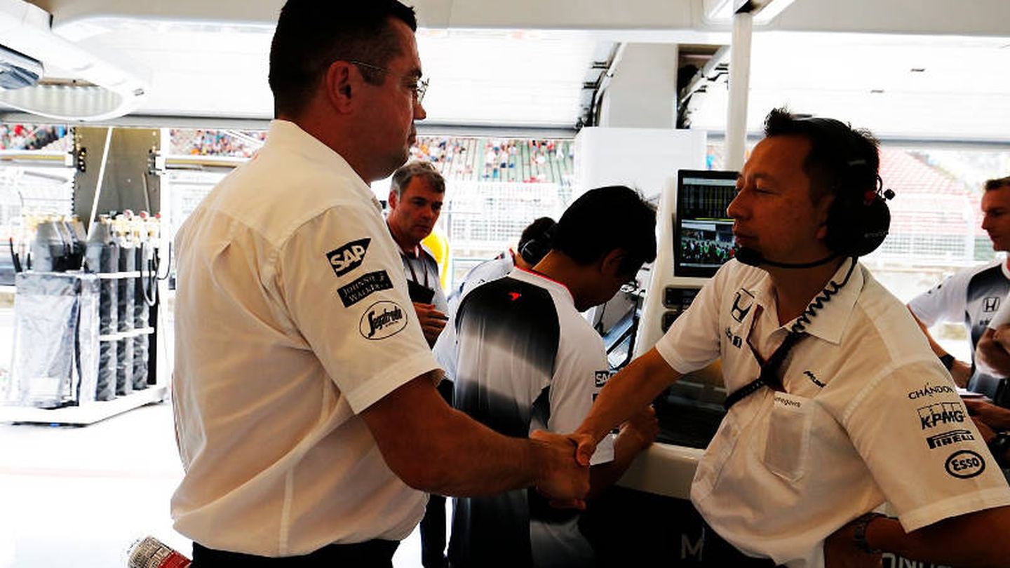 Eric Boullier, jefe de McLaren, y Yusuke Hasegawa, de Honda, se saludan en un Gran Premio.