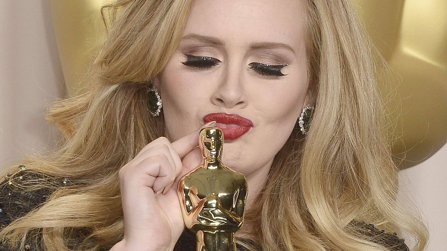 Adele, con su Oscar por la canción de 'Skyfall' en 2013. (EFE)