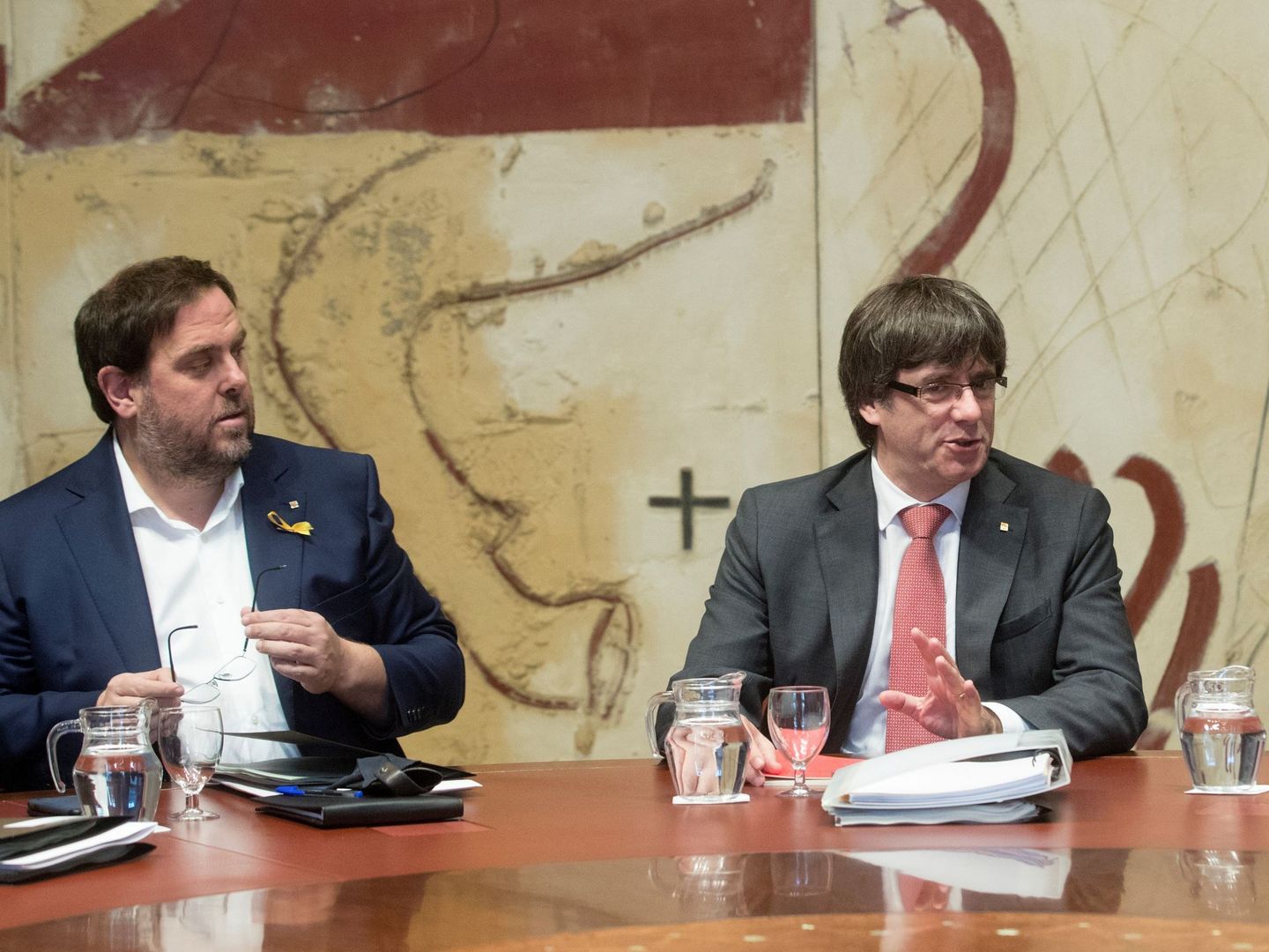 El presidente de la Generalitat, Carles Puigdemont (d), y el vicepresidente, Oriol Junqueras (i). (EFE)