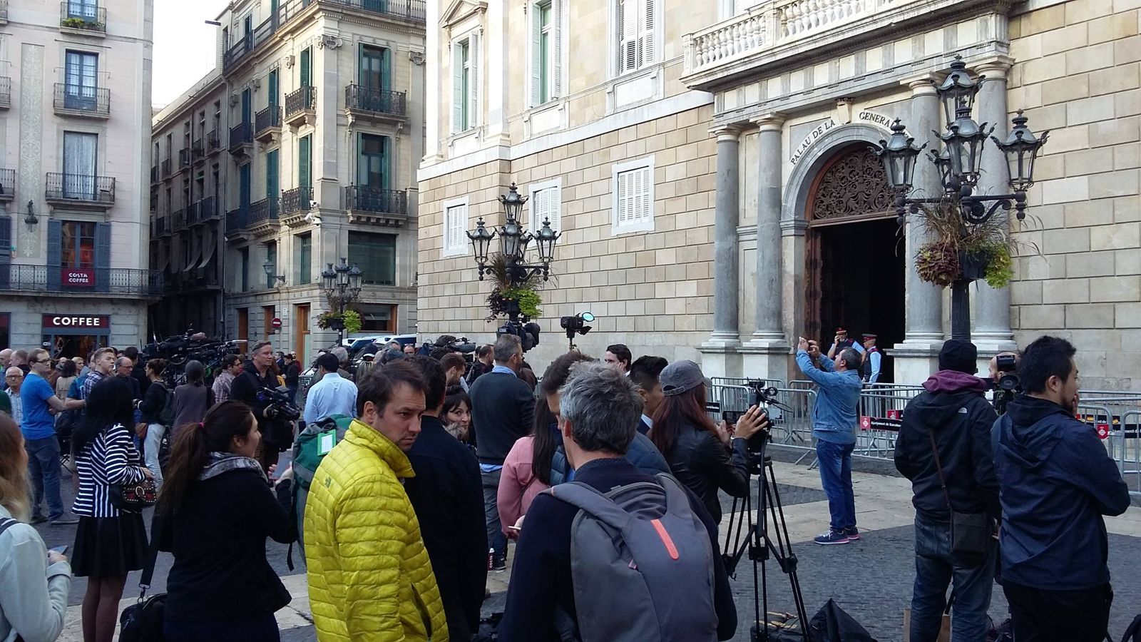 Foto: Los periodistas esperan la llegada de Puigdemont en el Palau de la Generalitat. (Rafa Méndez)