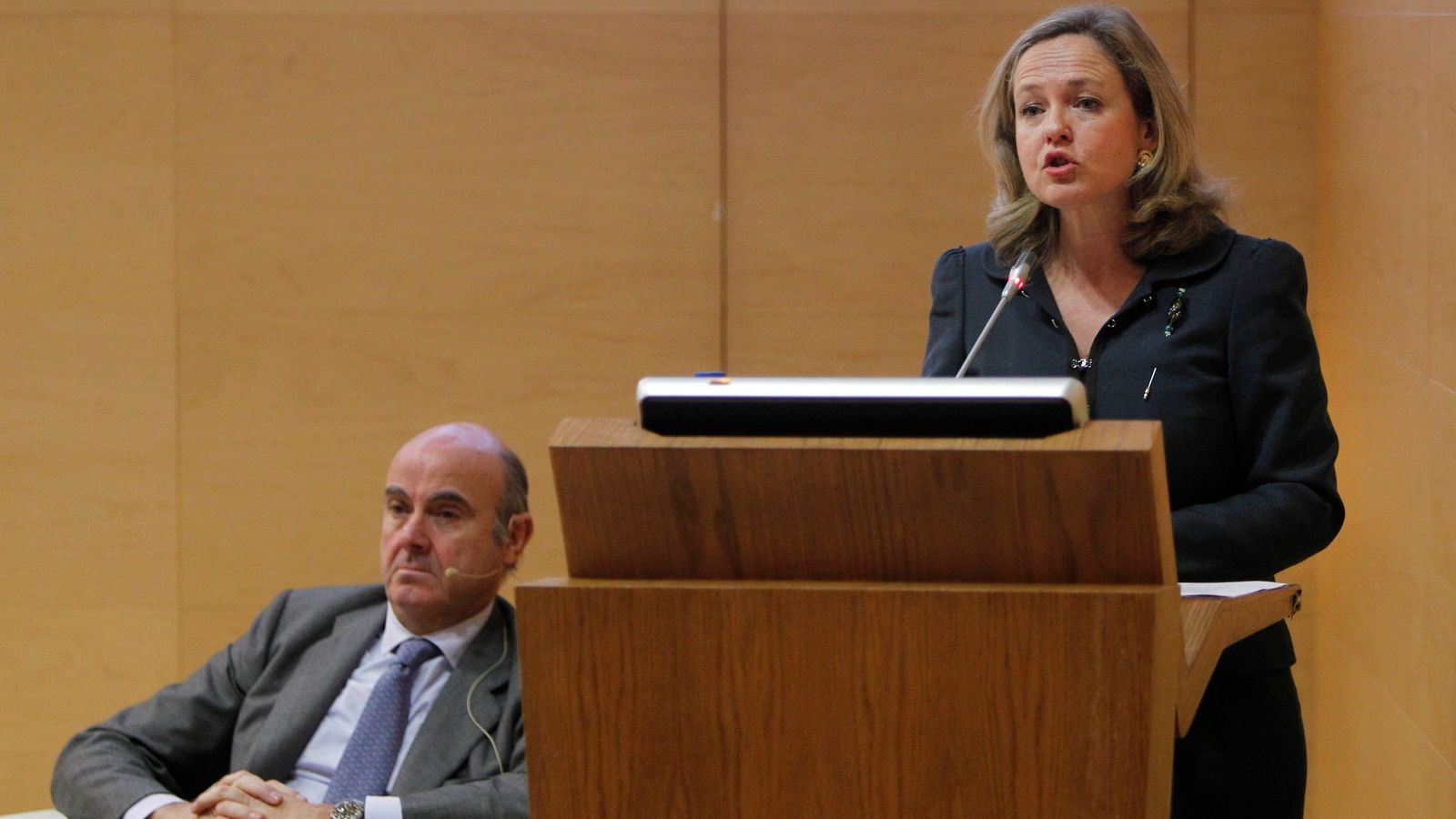 Foto: La ministra de económia, Nadia Calviño, junto al exiministro y vicepresidente del BCE, Luis de Guindos (Efe)