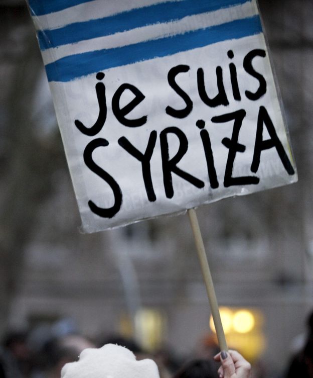 Foto: Una mujer sostiene una pancarta en la que se lee "Somos Syriza" durante una manifestación. (EFE)