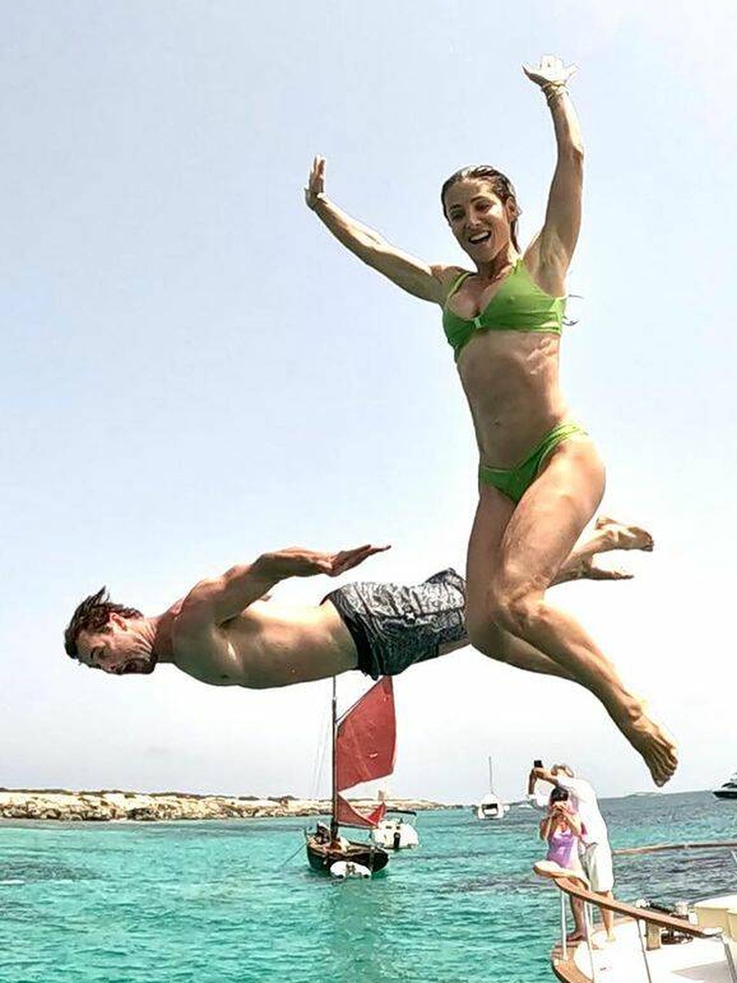 Elsa y su marido Chris realizan una acrobacia al saltar del barco. (Instagram/@chrishemsworth)